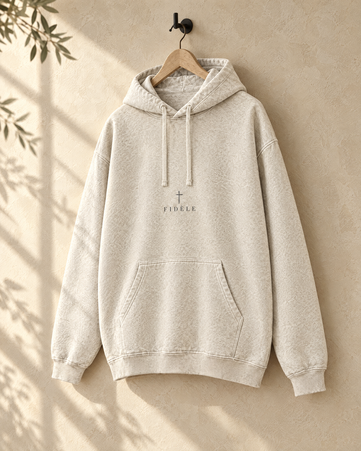 Hoodie Le Sceau écru sur cintre en chêne