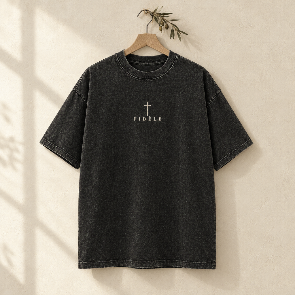 T-shirt PAIX noir délavé sur cintre